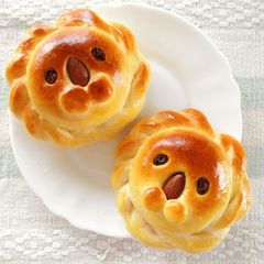 A picture of Lion Shaped Bread with Frozen Burgers.