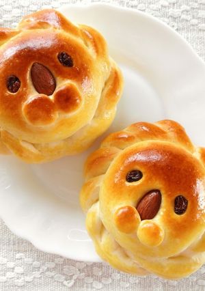 A picture of Lion Shaped Bread with Frozen Burgers.