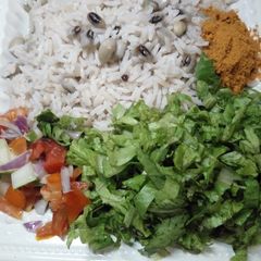 A picture of Shinkafa da wake da salad.