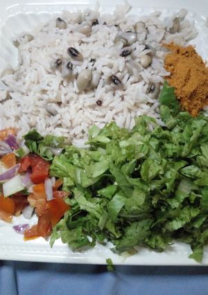 A picture of Shinkafa da wake da salad.