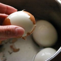 A picture of EASY PEEL HARD BOILED EGGS.