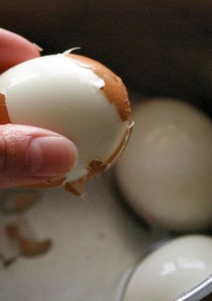 A picture of EASY PEEL HARD BOILED EGGS.