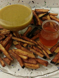 Una foto de Vichyssoise con espinacas y berenjenas fritas con miel