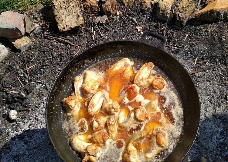Wokban sült csirkeszárny a kertben