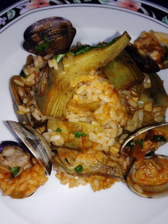 Una foto de Arroz con almejas y alcachofas