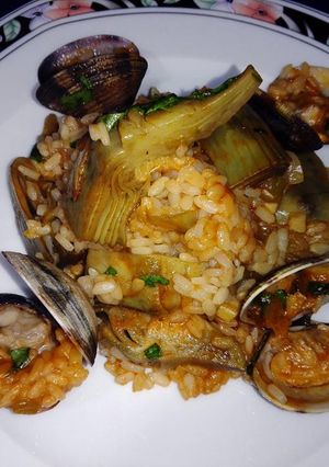 Una foto de Arroz con almejas y alcachofas
