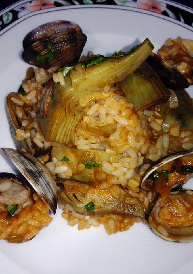 Una foto de Arroz con almejas y alcachofas