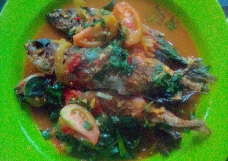 Resep Ikan kembung bumbu bali plus kemangi Anti Gagal