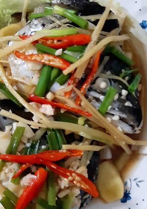 รูปของ "หัวปลาแซลมอนนึ่งซีอิ๊ว"🐟 Steamed Salmon Head with Soy Sauce
