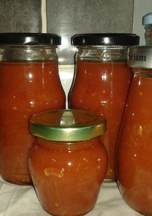 A picture of Ketchup (tomato Sauce).