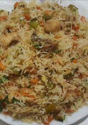 A picture of Chicken vegetable pulao.