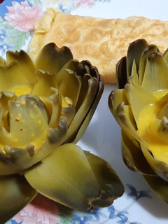 Una foto de Alcachofas con aliño de limón y mostaza