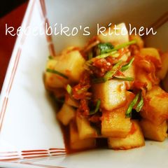A picture of Kkakdugi (Cubed Radish Kimchi).