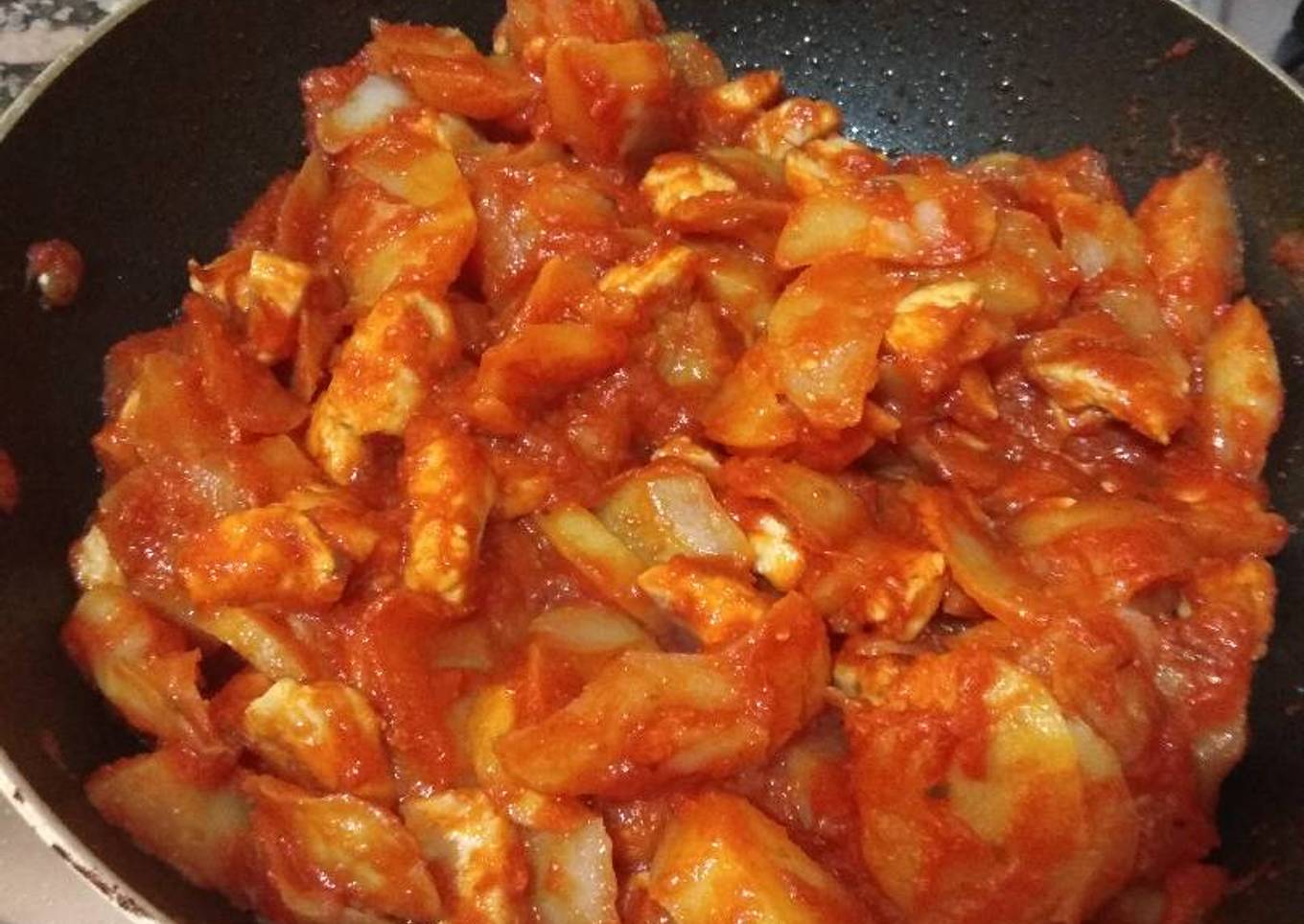 Patatas con carne y tomate