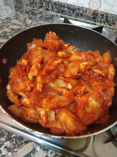 Una foto de Patatas con carne y tomate