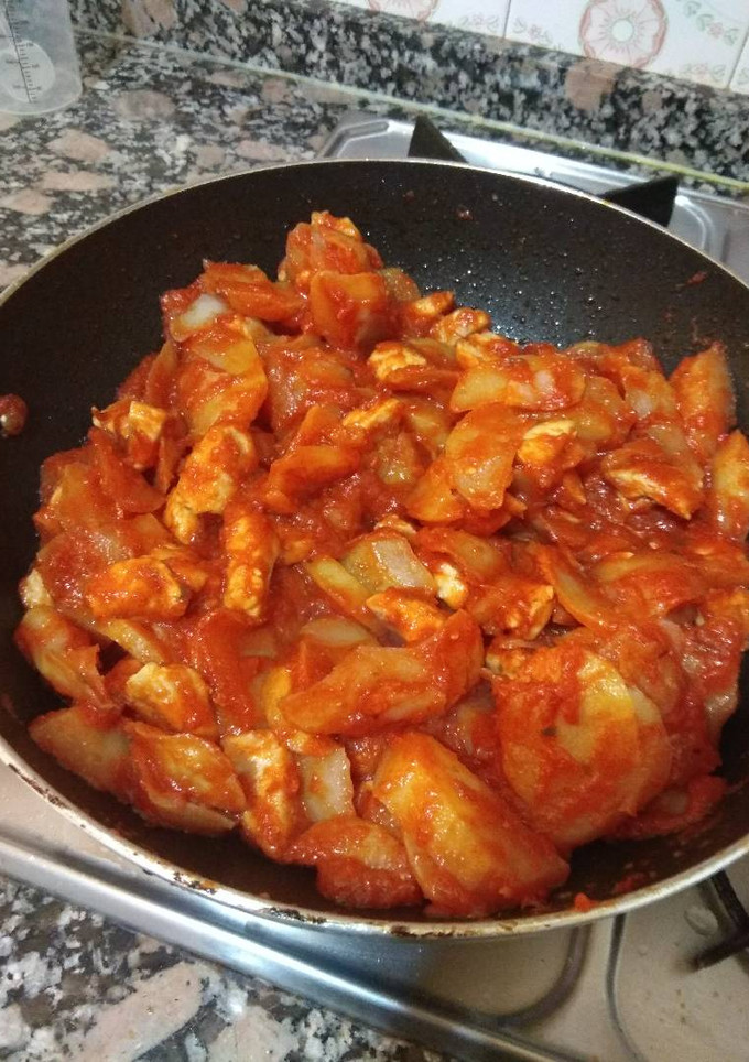 Una foto de Patatas con carne y tomate