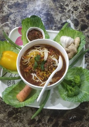 A picture of Veg Thukpa soup with noodles.