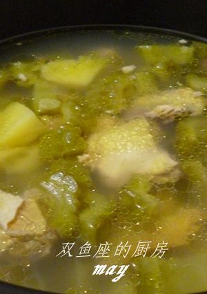 粤式老火靓湯—苦瓜鳳梨煲雞 的食譜成品照片