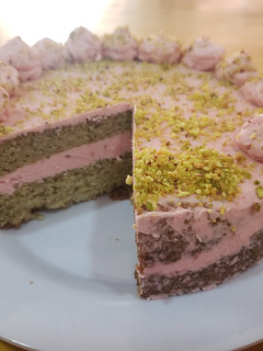 Una foto de Torta de pistacho con buttercream de fresas