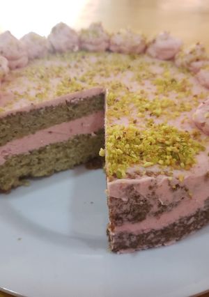 Una foto de Torta de pistacho con buttercream de fresas
