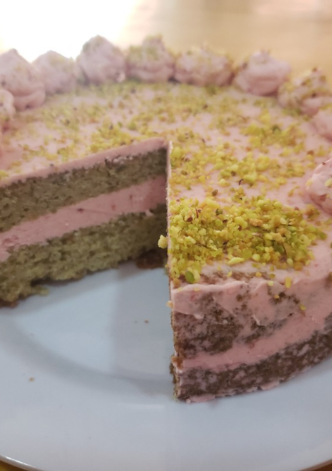 Una foto de Torta de pistacho con buttercream de fresas