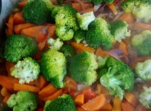 Una foto de Comida china vegetariana con pollo
