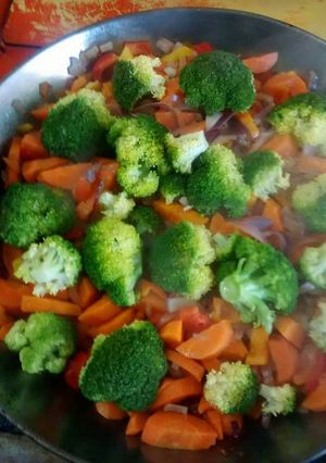 Una foto de Comida china vegetariana con pollo