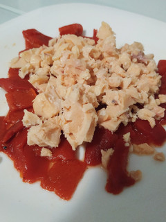 Una foto de Salmón con pimientos del piquillo