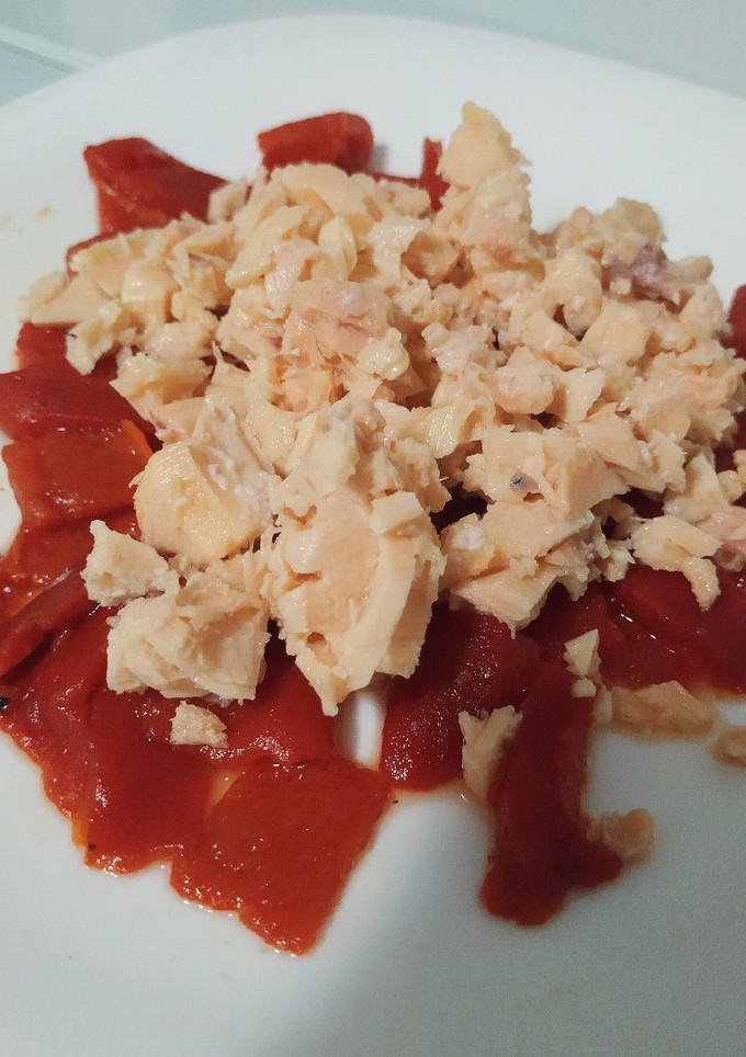 Una foto de Salmón con pimientos del piquillo