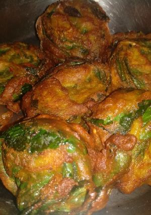अरबी के पत्तों के पकौड़े (Arbi ke patto ke pakode recipe in Hindi) रेसिपी मुख्य फोटो