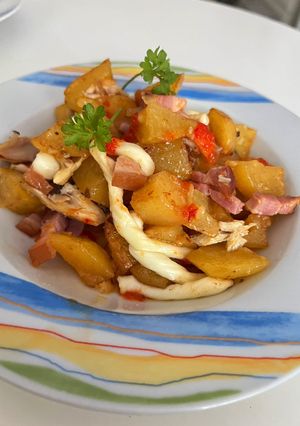 O poză a rețetei Cartofi țărănești la cuptor, cu șuncă și cașcaval.