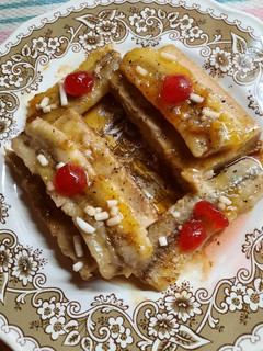 Una foto de Bananas a la sartén con budín de pan
