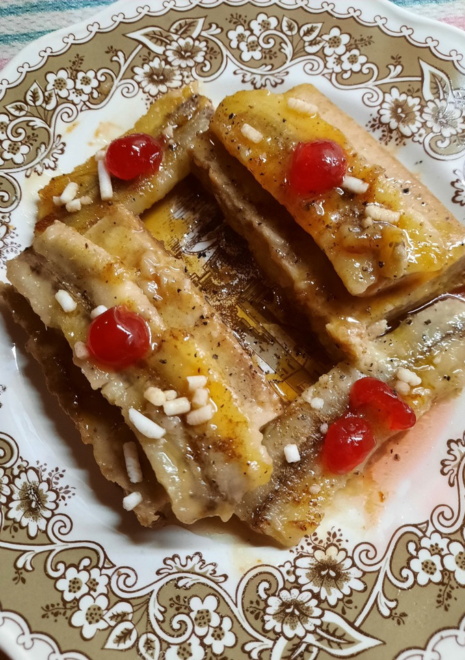 Una foto de Bananas a la sartén con budín de pan