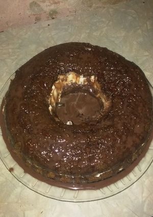 Una foto de Torta de chocolate rellena y cubierta para cumpleaños