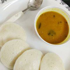 A picture of Idli Sambhar.