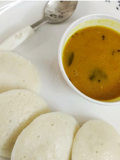 A picture of Idli Sambhar.