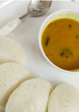 A picture of Idli Sambhar.