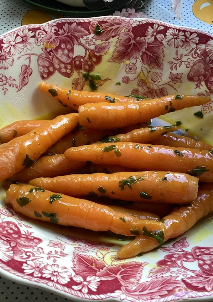 Una foto de Zanahorias bebé glaseadas con miel y mostaza