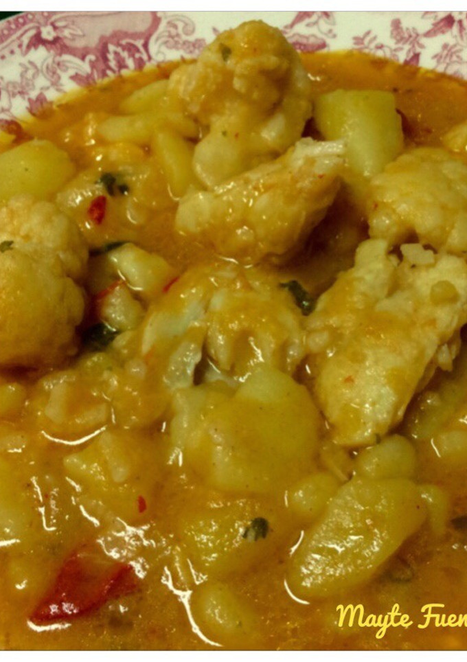 Una foto de Patatas con coliflor y bacalao guisadas en crudo