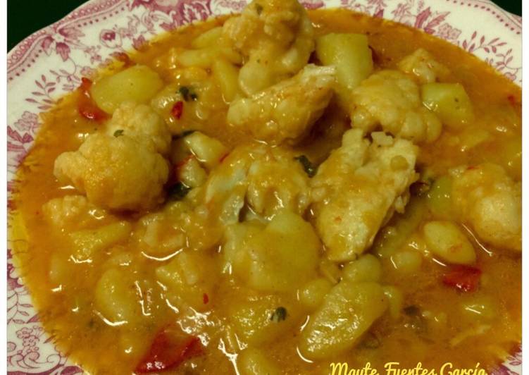 Patatas con coliflor y bacalao guisadas en crudo