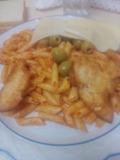 Una foto de Macarrones con pechugas de pollo, queso y aceitunas
