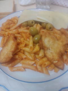 Una foto de Macarrones con pechugas de pollo, queso y aceitunas