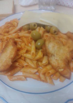Una foto de Macarrones con pechugas de pollo, queso y aceitunas