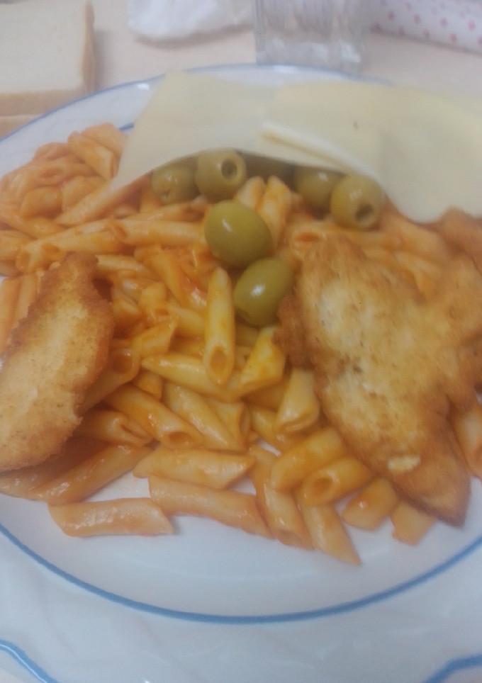 Una foto de Macarrones con pechugas de pollo, queso y aceitunas