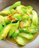 Mướp hương xào nấm trùng thảo