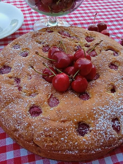 Foto di Torta golosa con le ciliegie