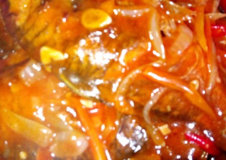 Cara mudah Menyiapkan Ikan mas pedas manis Lezat