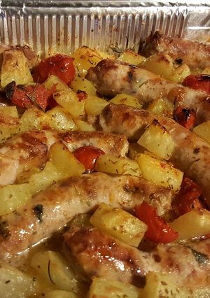 Foto di Salsiccia con patate e pomodorini al forno