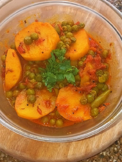 વટાણા બટાકા નું શાક (Vatana Bataka Shak Recipe In Gujarati) રેસીપી મુખ્ય ફોટો