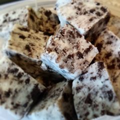 A picture of Cookies & Cream Oreo Fudge.